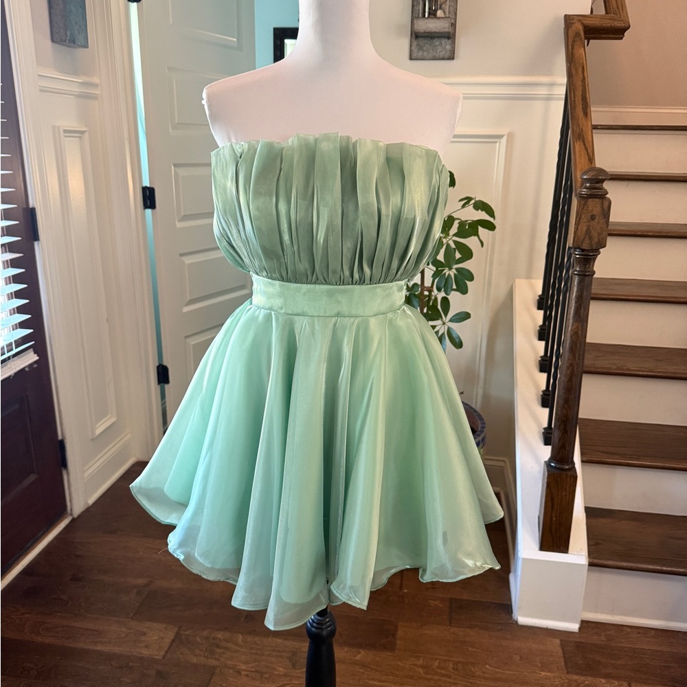 Mable NWOT Elegant Green Tulip Dress with Back Zipper